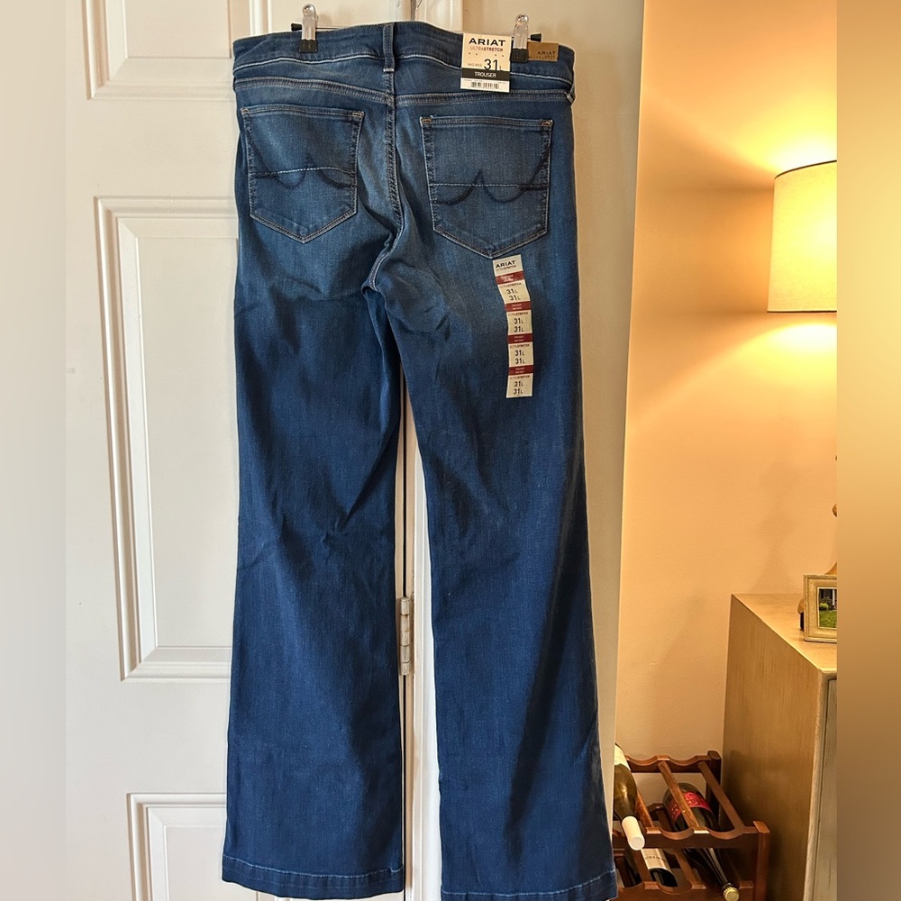 NWT Ariat Ultra-stretch mid-rise, denim bootcut trousers, women’s size 31L.